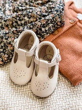 Load image into Gallery viewer, Eggshell White Flower Wax Leather T-bars